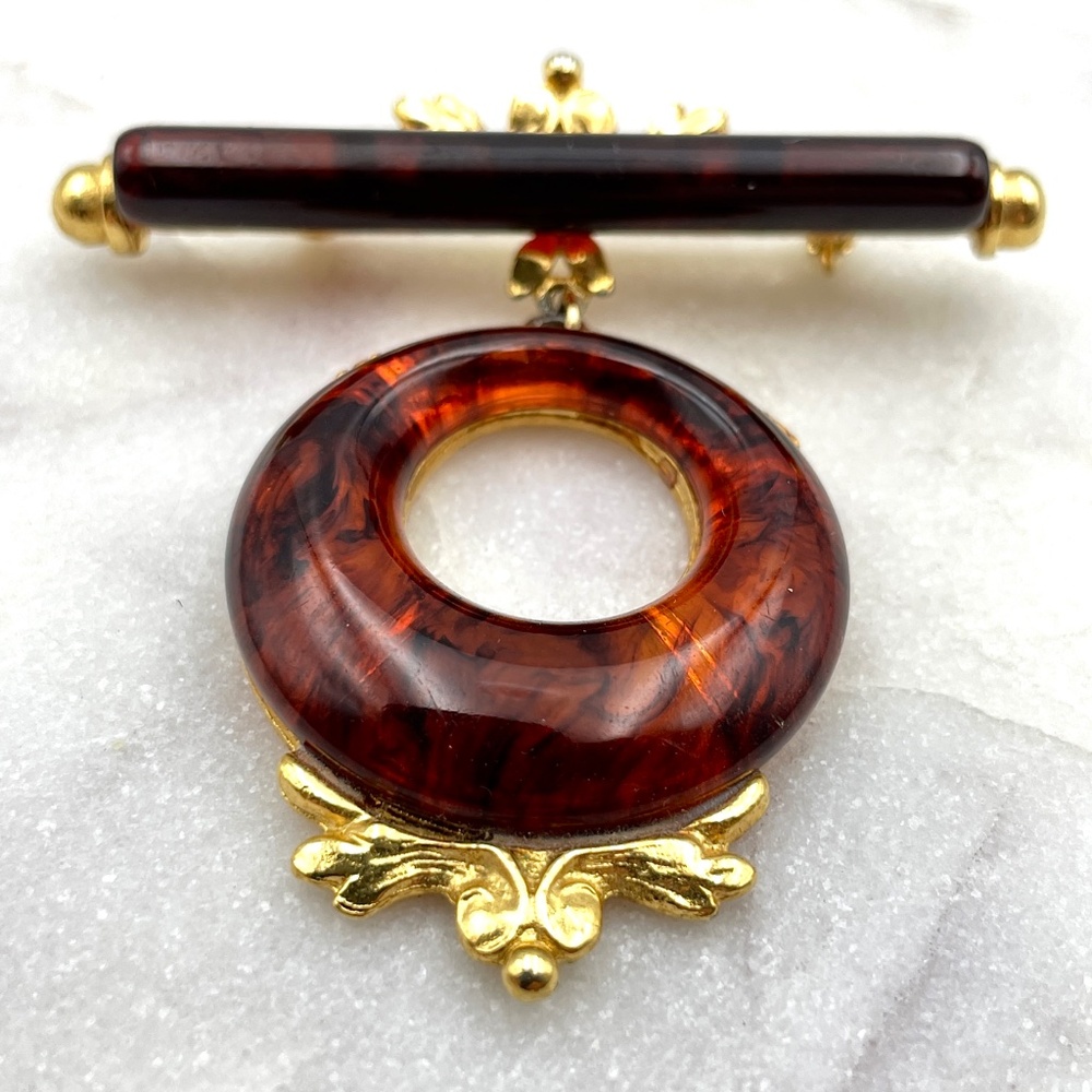 Vintage 1950s Mid Century Amber Lucite Drop Bar Gold Tone Pin Brooch - Picture 2 of 7